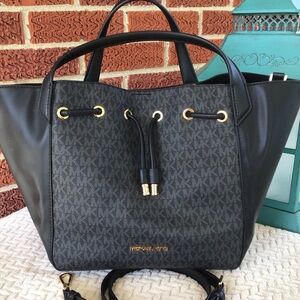 Michael Kors phoebe Lrg logo bucket bag drawstring